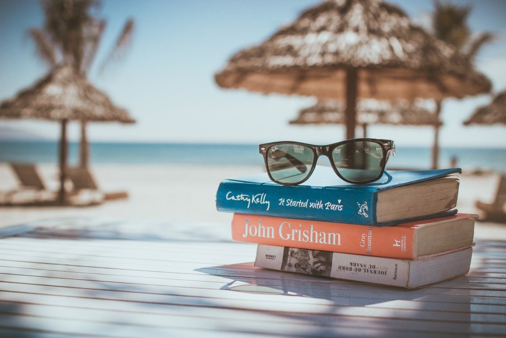 Books on a beach - living like a lifestyle entrepreneur